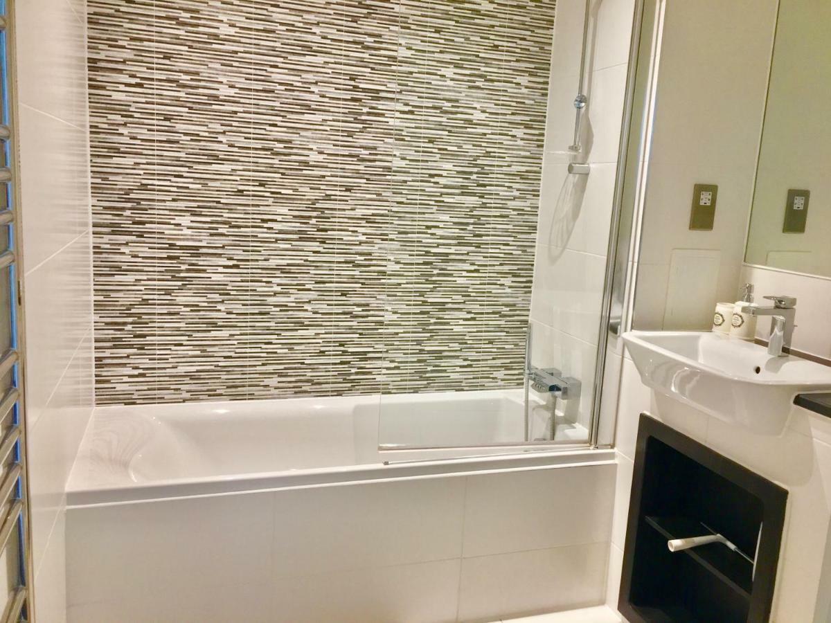 2-Bedrooms Modern Apartment Next To Velodrome, Lounge, Balcony, Parking, Abba Лондон Экстерьер фото